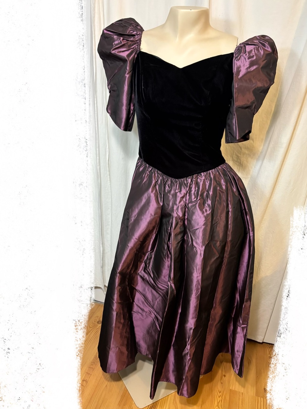 Vintage 80s women’s formal dress black velvet purple small